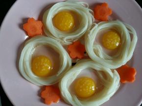 胡萝卜摆在盘子边缘和中间。鹌鹑蛋上撒少许盐。（后面的沙拉汁可以提供酸甜香的口感，放点盐增加咸味。）