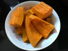 南瓜去皮、仔后洗净后切成块。