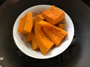 把南瓜放入蒸锅蒸熟。