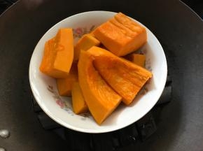 把南瓜放入蒸锅蒸熟。
