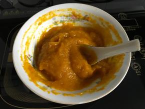 用勺子捣成南瓜泥。