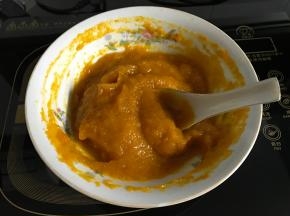 用勺子捣成南瓜泥。