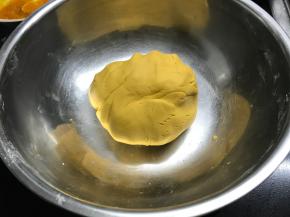 加入南瓜泥揉成软硬合适的南瓜面团。