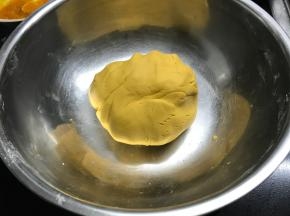 加入南瓜泥揉成软硬合适的南瓜面团。