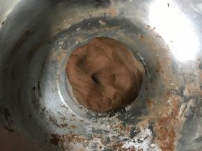 取少量粉加可可粉揉出一个可可面团。