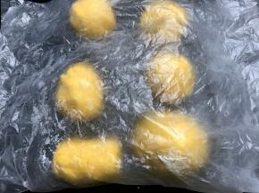 把南瓜面团平均分成6份。