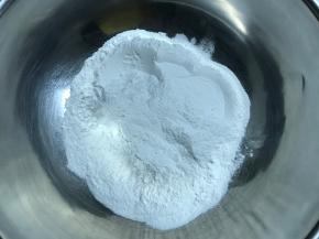 把糯米粉和大米粉混匀。