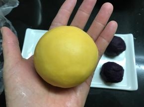 收紧收口，搓圆。