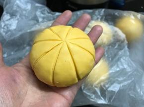 用刀背划出南瓜的纹路。