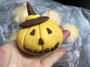 再用可可面团装饰眼睛、嘴巴、和帽子。