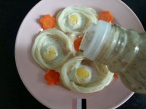 蒸熟后，淋上沙拉汁。