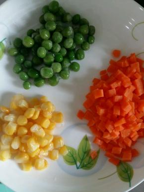 准备食材，胡萝卜切丁，豌豆和玉米的量可以随意。