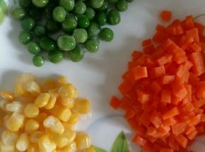 准备食材，胡萝卜切丁，豌豆和玉米的量可以随意。