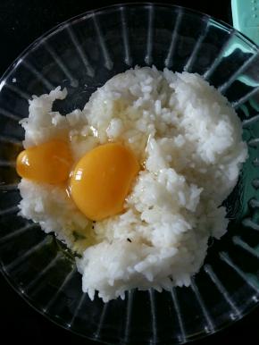 米饭中打两个鸡蛋。