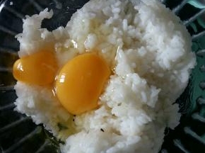 米饭中打两个鸡蛋。