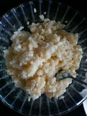 搅拌均匀，这样可以让米饭散开。后面更容易炒。