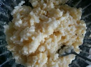 搅拌均匀，这样可以让米饭散开。后面更容易炒。