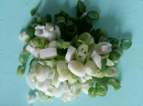 葱切成葱花。