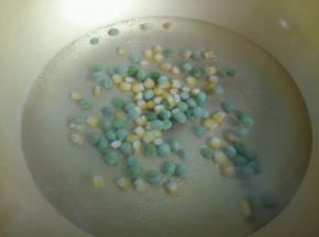 豌豆和玉米焯熟。