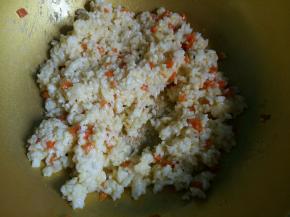 胡萝卜炒软后倒入米饭，翻炒。