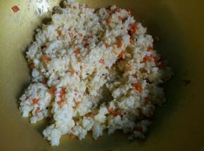 胡萝卜炒软后倒入米饭，翻炒。
