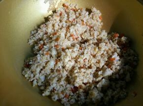 一直中小火翻炒直到米饭松散，变干，米粒分开。倒入1勺酱油翻炒。