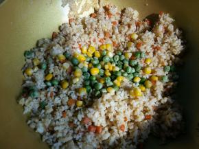 然后倒入豌豆和玉米粒翻炒。