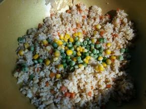 然后倒入豌豆和玉米粒翻炒。