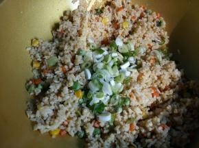 倒入葱花翻炒半分钟。撒少许盐搅拌均匀即可关火出锅。