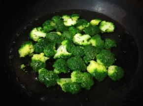 捞出冲洗干净，锅加水烧开，加些盐和油，倒入西兰花，过个水，加盐和油可以让西兰花颜色漂亮