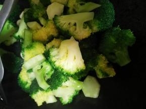 大蒜炒香后，接着放入西兰花翻炒