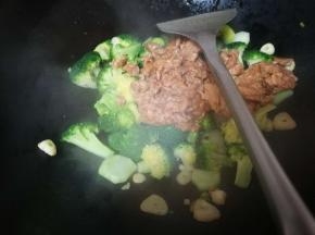 略炒下就可以，放入处理好的肉丝，肉丝我提前做熟了，前面的食谱里有写过方法
