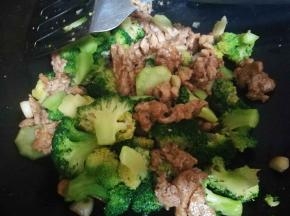 加入盐，生抽，黑胡椒，稍微翻炒，可以起锅了