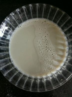 黑豆提前浸泡一夜，放冰箱里浸泡过夜。浸泡好的黑豆放入豆浆机，加1100ml水，磨出黑豆豆浆。取适量黑豆豆浆，放置至37度左右。