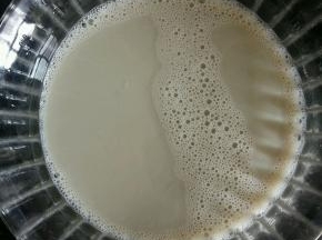 黑豆提前浸泡一夜，放冰箱里浸泡过夜。浸泡好的黑豆放入豆浆机，加1100ml水，磨出黑豆豆浆。取适量黑豆豆浆，放置至37度左右。