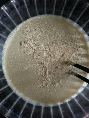 倒入酵母，搅拌融化。