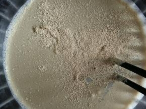 倒入酵母，搅拌融化。