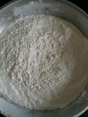 黑豆豆浆酵母水倒入面粉中搅拌成絮。