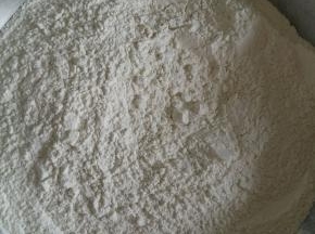 黑豆豆浆酵母水倒入面粉中搅拌成絮。