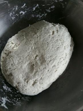 揉成面团。放在温暖的地方发酵1.5小时。