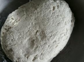 揉成面团。放在温暖的地方发酵1.5小时。