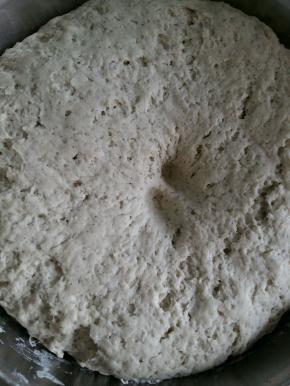 发酵好的面团按下去不会弹起。