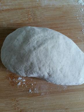 发酵好的面团重新揉一下。取一小块。