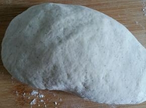 发酵好的面团重新揉一下。取一小块。