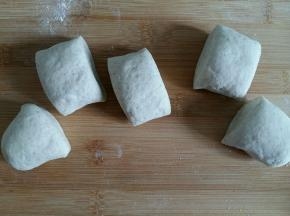 搓成粗长条，切成均匀的小块。
