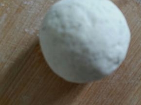 每一小块再揉一会，搓成圆形的馒头。