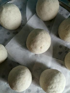 锅里放凉水，馒头放进去，盖上盖子静止15分钟二次发酵。开火水开后蒸15分钟。