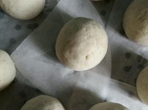 锅里放凉水，馒头放进去，盖上盖子静止15分钟二次发酵。开火水开后蒸15分钟。