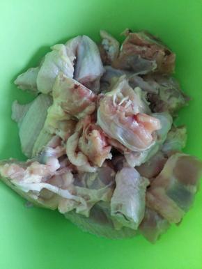 鸡翅斩小块，凉水浸泡半小时后洗净。