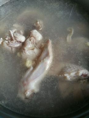 放入开水中焯3分钟。去除血沫。